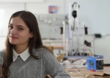 Shkencëtarja aktiviste shqiptare që ndërtoi nanosatelitin e parë