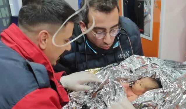 Rrëfim i të mbijetuarës nga tërmeti: Si jetova për 4 ditë nën rrënoja me djalin e porsalindur