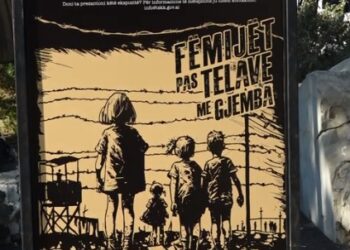 Hapet ekspozita “Fëmijët përtej telave me gjemba”, për ata që vuajtën dënimin e prindërve