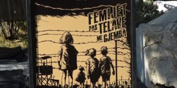 Hapet ekspozita “Fëmijët përtej telave me gjemba”, për ata që vuajtën dënimin e prindërve