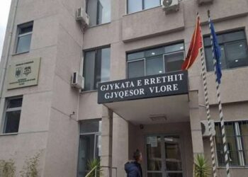 Lejuan në dy ‘shtëpi bari’ rritjen e drogës me llampa elektrike, gjykata e Vlorës lë në burg 4 elektriçistët