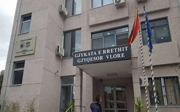 Lejuan në dy ‘shtëpi bari’ rritjen e drogës me llampa elektrike, gjykata e Vlorës lë në burg 4 elektriçistët