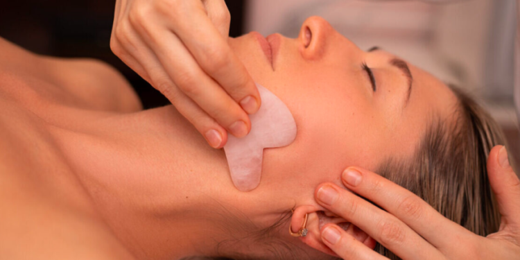 Gua sha: Përdorimet, përfitimet dhe efektet anësore