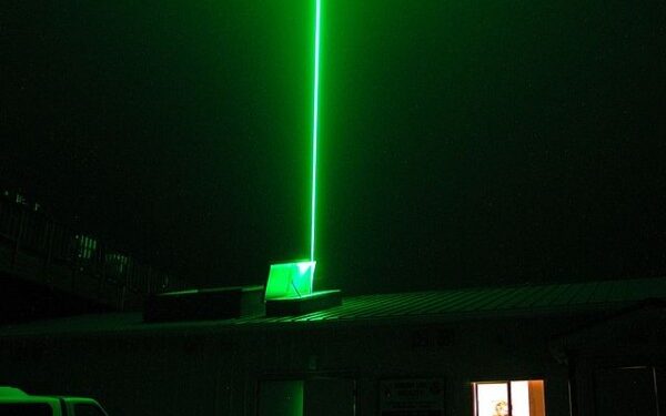 Laser jeshile mbi Hawaii nga satelitët Kinezë