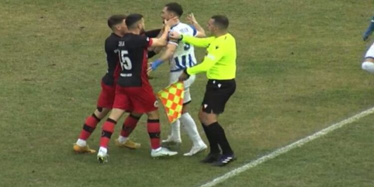 Kërcet grushti në ndeshjen Kastrioti-Tirana, dalin 2 lojtarë me karton të kuq