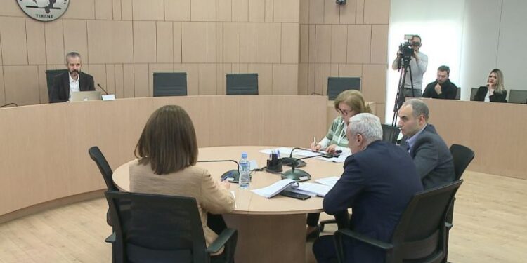 KQZ lë në ‘harresë’ PD-në, miraton anëtarët e PS, PL dhe PSD në KZAZ për zgjedhjet bashkiake