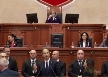 Tensione në seancë plenare, Nikolla heq të drejtën e fjalës Luçiano Boçit, opozita rrethon foltoren