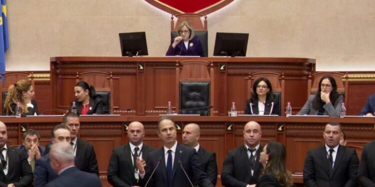 Tensione në seancë plenare, Nikolla heq të drejtën e fjalës Luçiano Boçit, opozita rrethon foltoren