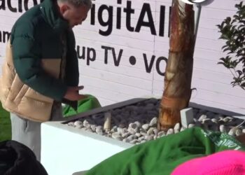 “Po bën magji!”/ Luizi komenton qirinjtë që ka ndezur në oborr Deamishel