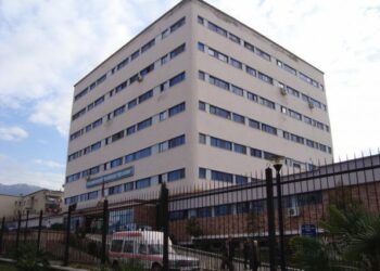 Lind foshnjën 5 kg pa komplikacione, ndërron jetë 30- vjeçarja në martenitetin “Koço Gliozheni”