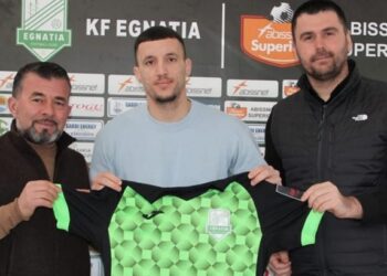 Egnantia surprizon në ditën e fundit të merkatos, prezanton mbrojtësin e Kombëtares