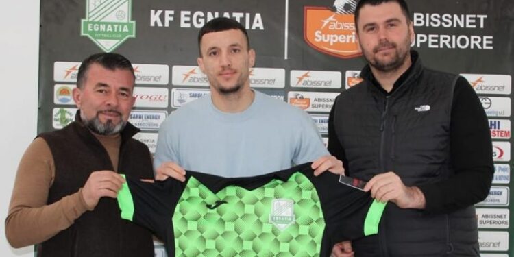 Egnantia surprizon në ditën e fundit të merkatos, prezanton mbrojtësin e Kombëtares