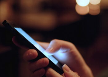 Heq dorë nga lidhja jashtëmartesore, ish-i dashuri fundos 40- vjeçaren, mesazh burrit të saj: Kam video erotike…