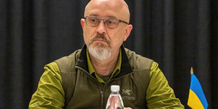 Ministri ukrainas i mbrojtjes: Rusia po planifikon ofensivën e 24 shkurtit