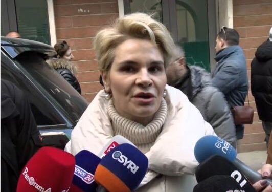 Me banderola dhe flamuj qytetarët në pritje të Berishës për nisjen e protestës