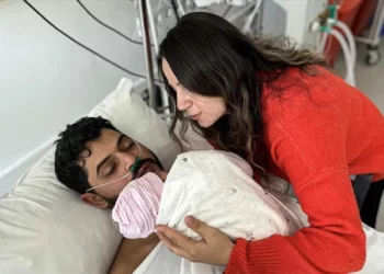 Emocionuese/ Shpëtoi pas 261 orëve nën rrënoja, babai takon për herë të parë vajzën e porsalindur