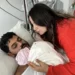 Emocionuese/ Shpëtoi pas 261 orëve nën rrënoja, babai takon për herë të parë vajzën e porsalindur
