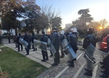 Pak para protestës së Opozitës, Parlamenti shton masat e sigurisë dhe ‘blindon’ godinën