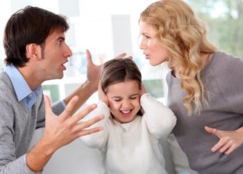 Katër shenja për të kuptuar se jeni rritur nga prindër tepër kritikë