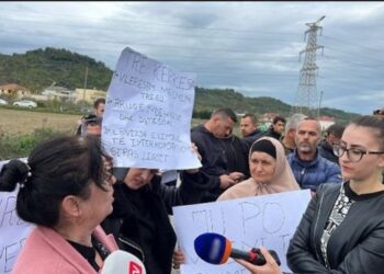 Protesta e Bërxullës/ Banorët bllokojnë rrugën e Rinasit: Nuk dorëzohemi!