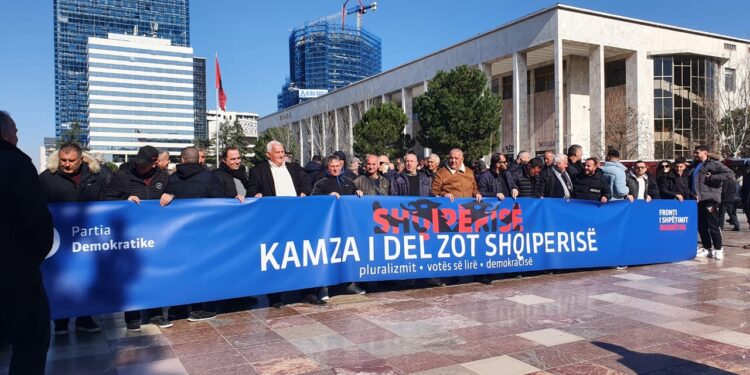 Me banderola dhe flamuj qytetarët në pritje të Berishës për nisjen e protestës