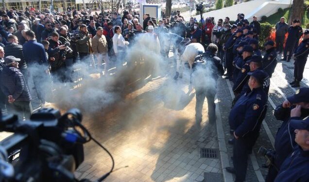 Protesta Opozitës para Parlamentit, Policia blindon godinën dhe shton masat e sigurisë
