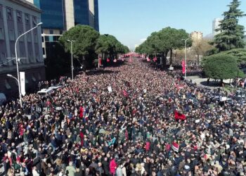 “Tirana vërshon në rrugë e sheshe, rroftë Revolucioni Demokratik”, Berisha thirrje qytetarëve pak para protestës