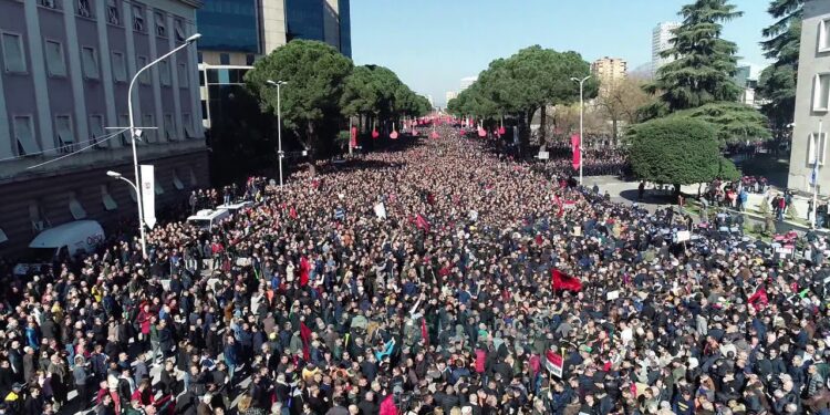 “Tirana vërshon në rrugë e sheshe, rroftë Revolucioni Demokratik”, Berisha thirrje qytetarëve pak para protestës