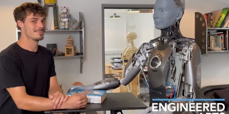 Studiuesit e Microsoft po përdorin ChatGPT për të kontrolluar robotët