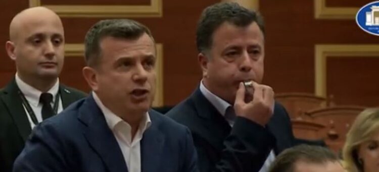 Tension në seancë pleare mes partive politike, PS kërkon përjashtimin e 4 deputetëve demokrat