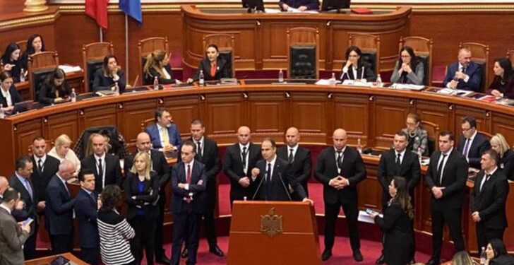 Bllokuan foltoren seancën e kaluar plenare, përjashtohen dhjetë ditë 8 deputetë të PD-së