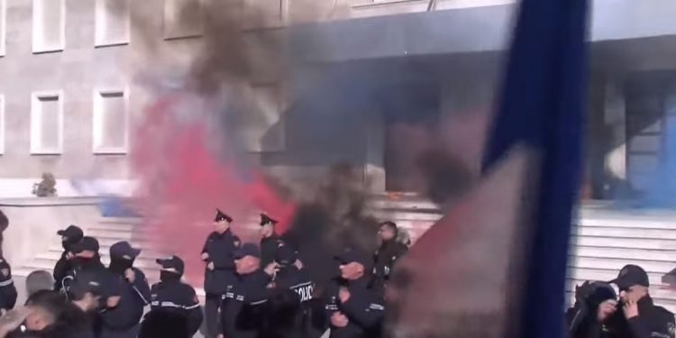 Agravohet situata te Kryeministria/ Hidhen kapsolla e flakadanë, Meta e Berisha largohen nga godina