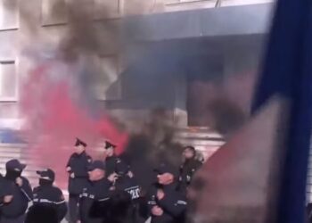 Agravohet situata te Kryeministria/ Hidhen kapsolla e flakadanë, Meta e Berisha largohen nga godina