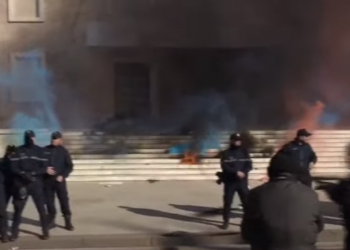 Agravohet situata te Kryeministria/ Hidhen kapsolla e flakadanë, Meta e Berisha largohen nga godina