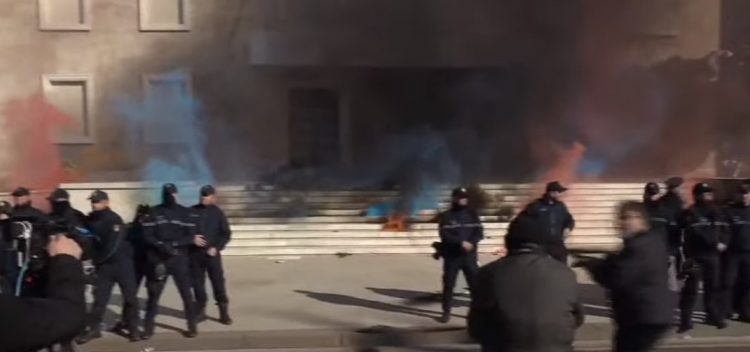 Agravohet situata te Kryeministria/ Hidhen kapsolla e flakadanë, Meta e Berisha largohen nga godina