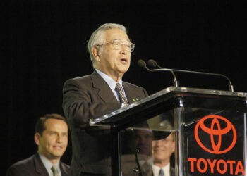 Shoichiro Toyoda, udhëheqësi pas zgjerimit të Toyota-s në SHBA dhe lëshimit të Lexus, vdes në moshën 97-vjeçare