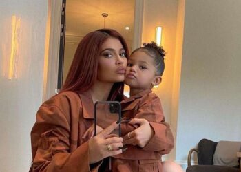 Kylie Jenner përballet me kritika për ditëlidjen e vajzës së saj