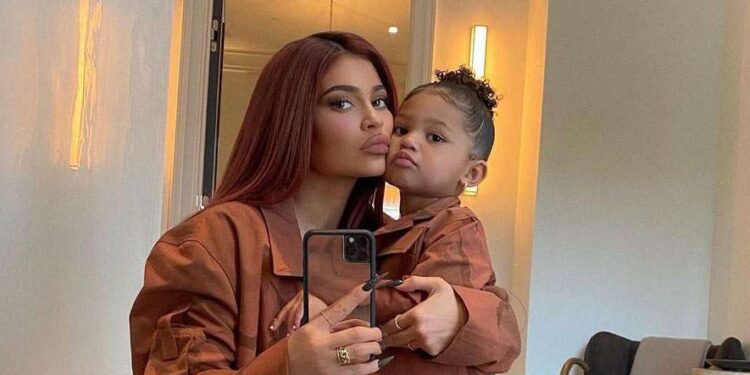 Kylie Jenner përballet me kritika për ditëlidjen e vajzës së saj