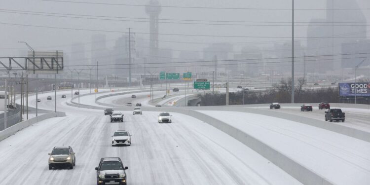 Teksas, stuhia e acartë lë mijëra njerëz pa energji elektrike