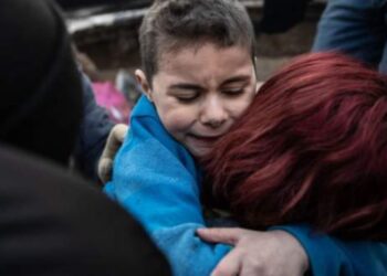 Ndodh mrekullia/ Lot gëzimi, 8-vjeçari bashkohet me nënën pas 3 ditësh nën gërmadha