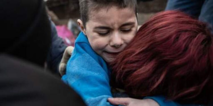 Ndodh mrekullia/ Lot gëzimi, 8-vjeçari bashkohet me nënën pas 3 ditësh nën gërmadha