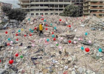 Prekëse/ Në gërmadhat e tërmetit, lidhen tullumbace në kujtim të fëmijëve që humbën jetën