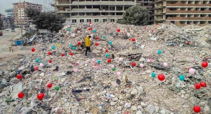 Prekëse/ Në gërmadhat e tërmetit, lidhen tullumbace në kujtim të fëmijëve që humbën jetën