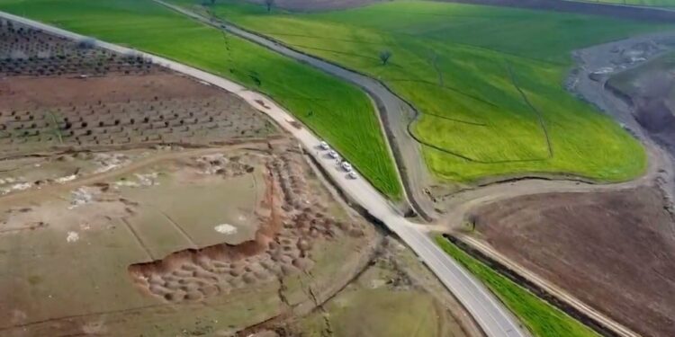 Tërmeti ndan fshatin në dy pjesë, shtëpitë përfunduan në çarjen gati 3 metra