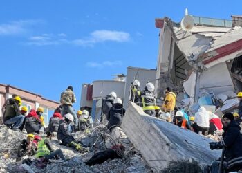 Ka ende shpresë, pas 76 orësh nxirren të gjallë babai dhe dy djemtë  nën rrënojat e tërmetit