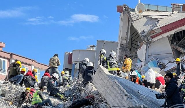 Ka ende shpresë, pas 76 orësh nxirren të gjallë babai dhe dy djemtë  nën rrënojat e tërmetit