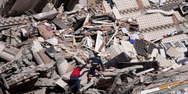 Mbi 21 mijë viktima nga tërmeti Turqi-Siri, zbehen shpresat për të gjetur të mbijetuarit nën rrënoja