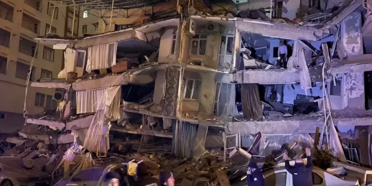 Përditësim/ Tërmeti shkatërues godet kufirin Turqi-Siri, raportohen mbi 2300 viktima dhe qindra të plagosur