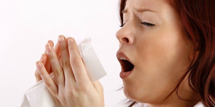 Shkencëtarët shpejgojnë përse teshtijmë tri herë radhazi, ja çfarë i ndodh trupit tonë