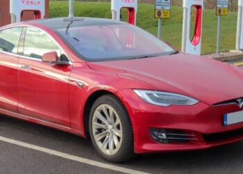 Elon Musk plane për makinë ‘Tesla’ me çmim ekonomik?